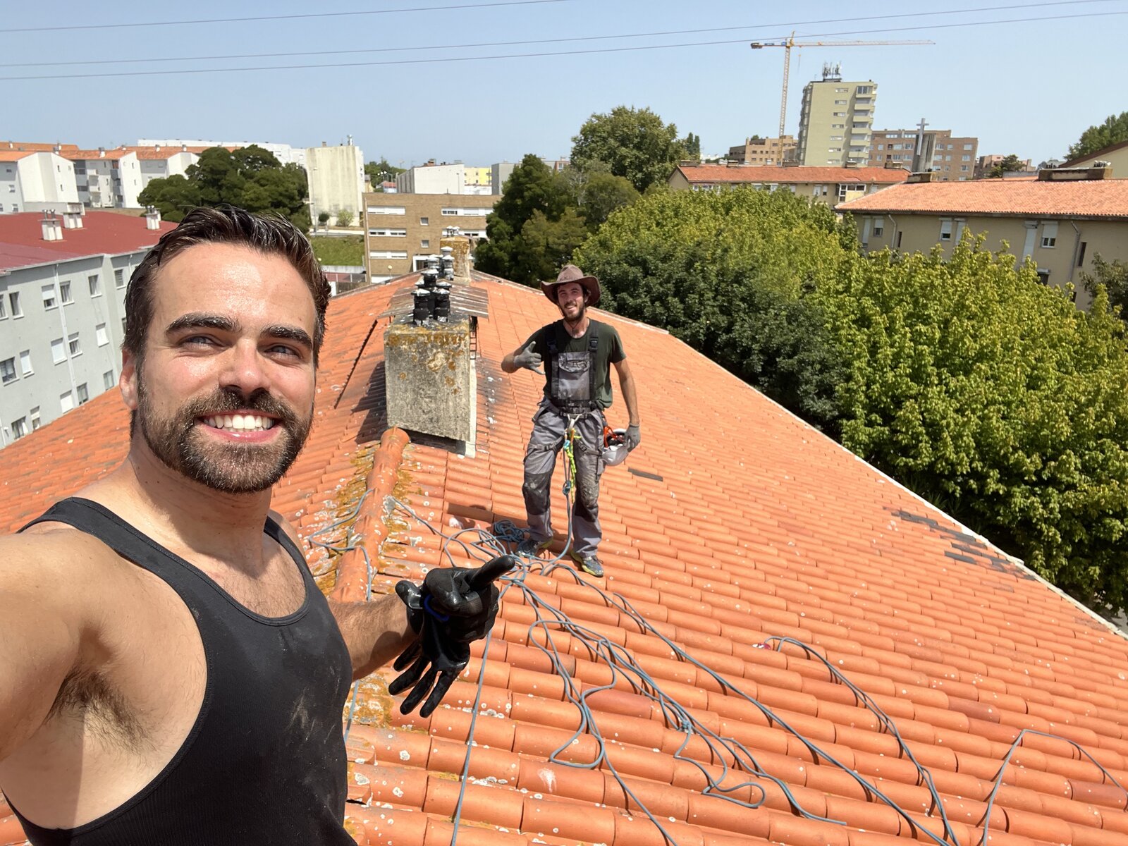 Equipa da Rei dos Telhados em trabalho num telhado de telha